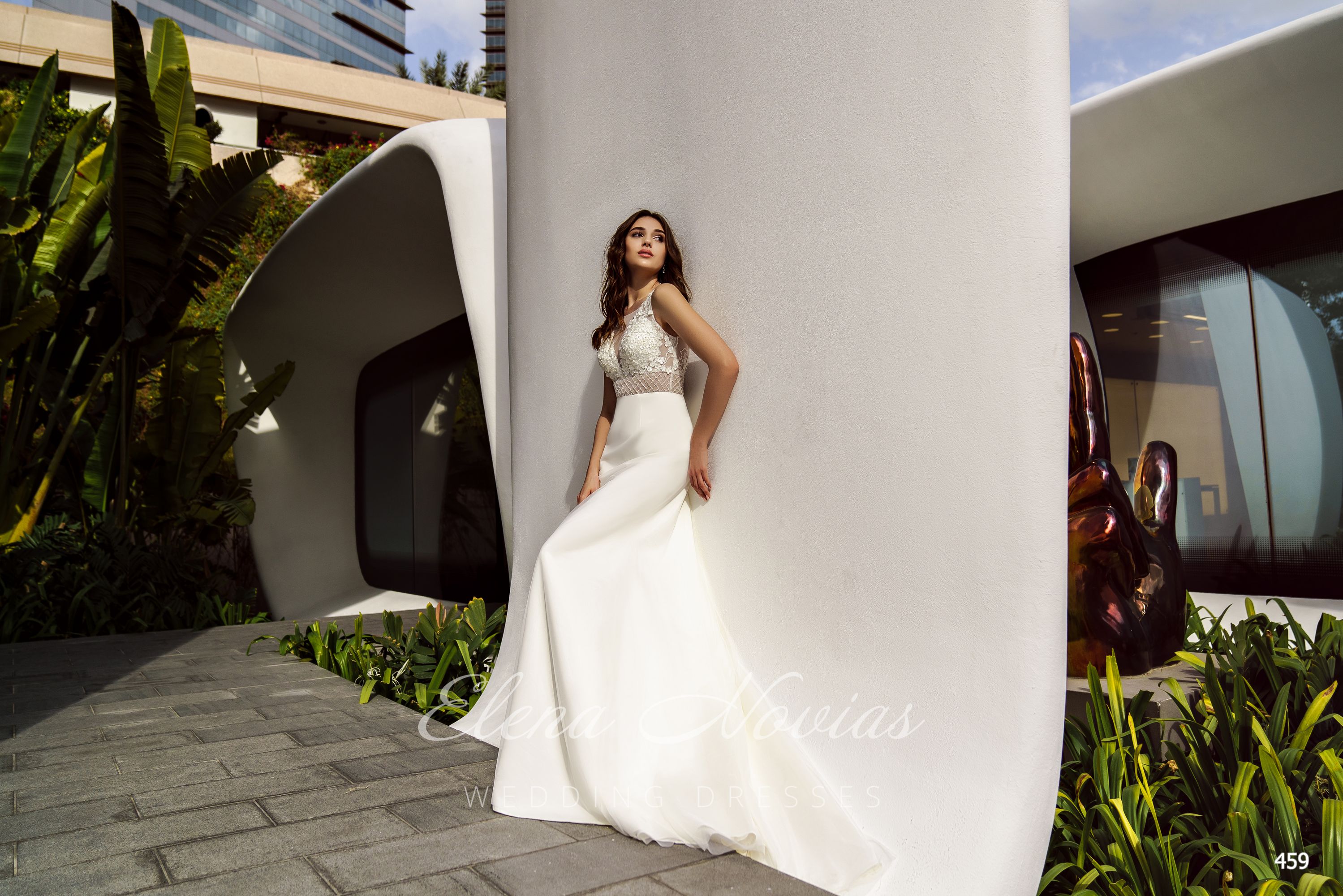 Красивое прямое свадебное платье со шлейфом от Elena Novias